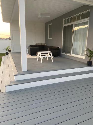 stone ash decking with stucco privacy wall