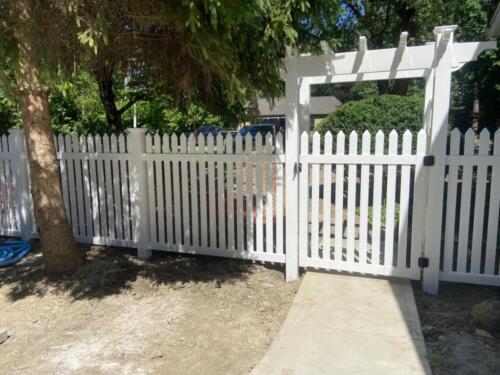 White picket vinyl fence